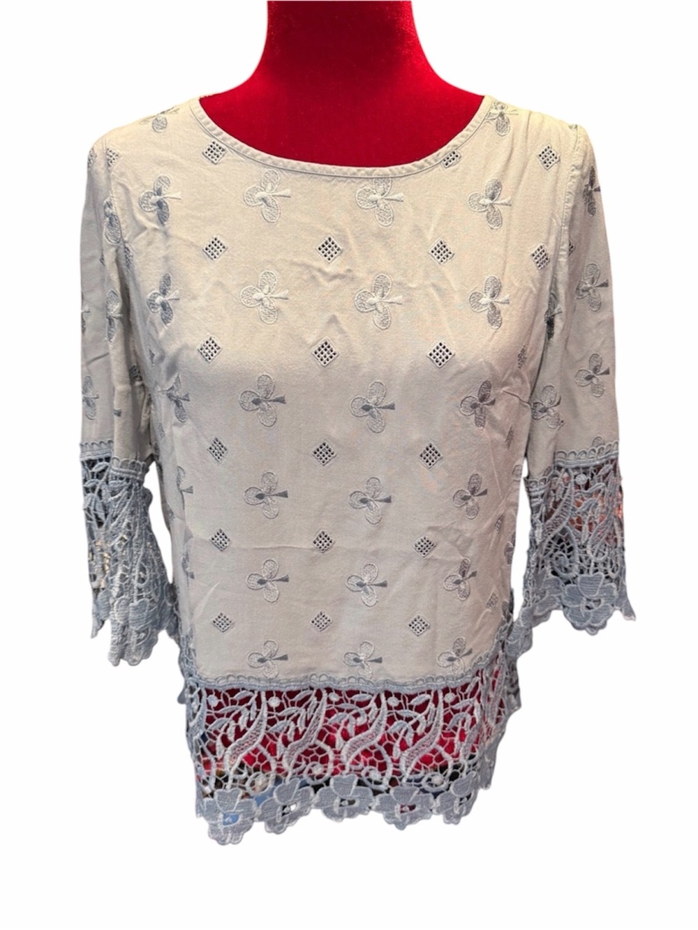 #583🪷6/$25🪷Embroidered blouse with crochet detail